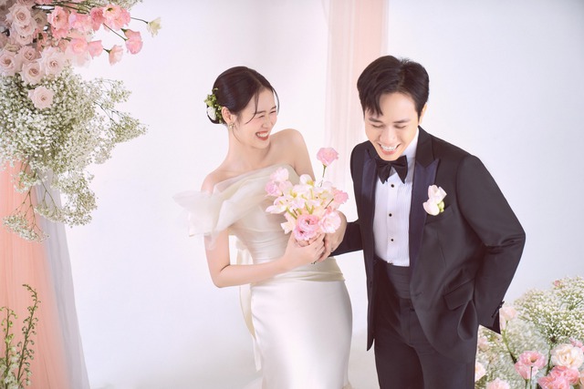 Cặp đôi Vbiz là thành viên hội bạn Trấn Thành thông báo kết hôn ngày 10/9 - Ảnh 5. Cặp đôi Vbiz là thành viên hội bạn Trấn Thành thông báo kết hôn ngày 10/9 - Ảnh 5.