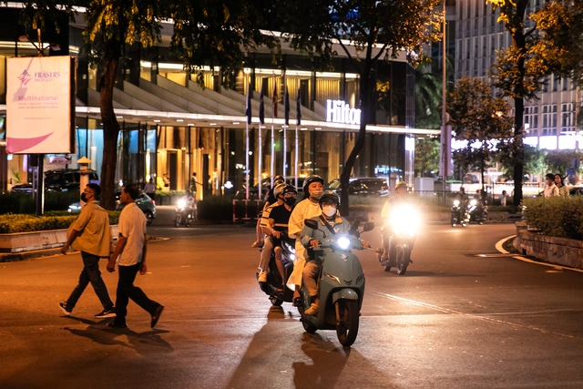 Pháo hoa rực sáng bầu trời TP.HCM tối 2/9, người dân thích thú trải nghiệm khung cảnh khó quên của ngày lễ Độc lập- Ảnh 10. Pháo hoa rực sáng bầu trời TP.HCM tối 2/9, người dân thích thú trải nghiệm khung cảnh khó quên của ngày lễ Độc lập- Ảnh 10.