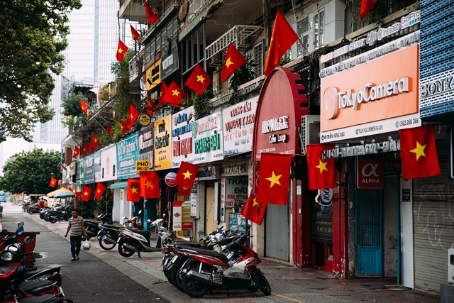 Có một TP.HCM đẹp yên bình dưới sắc cờ rực rỡ ngày Tết Độc Lập- Ảnh 1. Có một TP.HCM đẹp yên bình dưới sắc cờ rực rỡ ngày Tết Độc Lập- Ảnh 1.