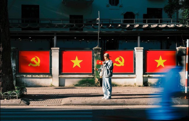 “Đi giữa cờ hoa” - khi người trẻ lan toả lòng yêu nước bằng sự “sáng tạo” đẹp đẽ thế đấy!- Ảnh 4. “Đi giữa cờ hoa” - khi người trẻ lan toả lòng yêu nước bằng sự “sáng tạo” đẹp đẽ thế đấy!- Ảnh 4.