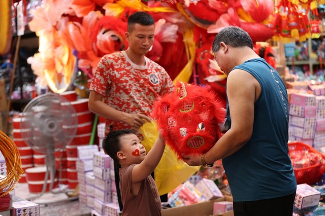 Pháo hoa rực sáng bầu trời TP.HCM tối 2/9, người dân thích thú trải nghiệm khung cảnh khó quên của ngày lễ Độc lập- Ảnh 21. Pháo hoa rực sáng bầu trời TP.HCM tối 2/9, người dân thích thú trải nghiệm khung cảnh khó quên của ngày lễ Độc lập- Ảnh 21.