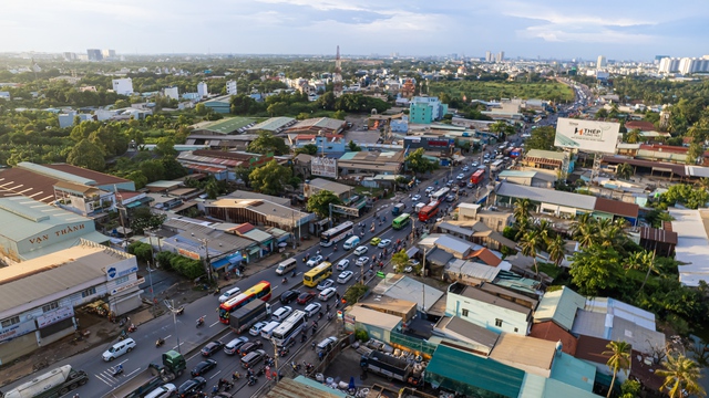 Cửa ngõ miền Tây “tê liệt”, hàng nghìn phương tiện chôn chân nhiều giờ đồng hồ vẫn chưa thể vào TP.HCM- Ảnh 10. Cửa ngõ miền Tây “tê liệt”, hàng nghìn phương tiện chôn chân nhiều giờ đồng hồ vẫn chưa thể vào TP.HCM- Ảnh 10.