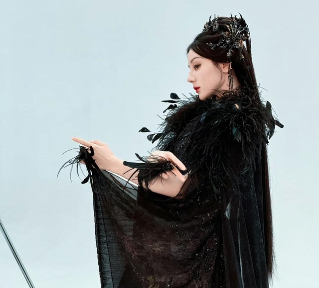 Địch Lệ Nhiệt Ba bị xua đuổi- Ảnh 1. Địch Lệ Nhiệt Ba bị xua đuổi- Ảnh 1.