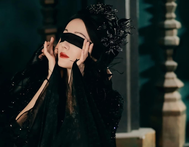 Địch Lệ Nhiệt Ba bị xua đuổi- Ảnh 2. Địch Lệ Nhiệt Ba bị xua đuổi- Ảnh 2.