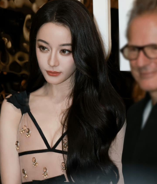 Địch Lệ Nhiệt Ba bị xua đuổi- Ảnh 4. Địch Lệ Nhiệt Ba bị xua đuổi- Ảnh 4.