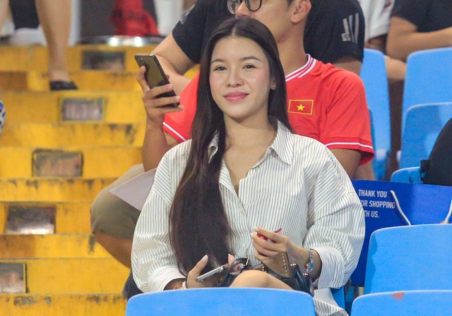 Tóm dính dàn WAGs Việt trên sân Mỹ Đình, vợ Văn Lâm đọ sắc với bạn gái Văn Thanh: Nhan sắc một chín một mười- Ảnh 1. Tóm dính dàn WAGs Việt trên sân Mỹ Đình, vợ Văn Lâm đọ sắc với bạn gái Văn Thanh: Nhan sắc một chín một mười- Ảnh 1.