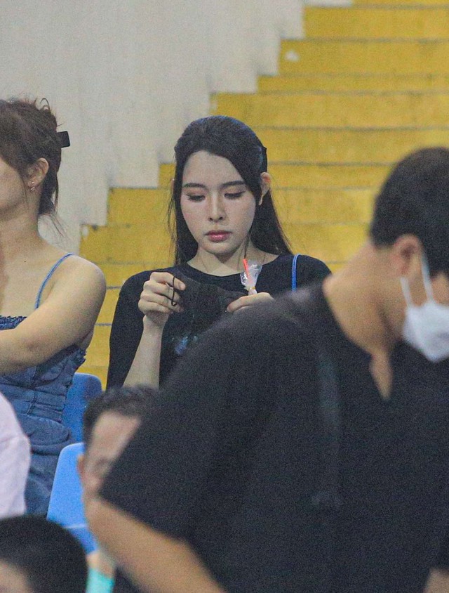 Tóm dính dàn WAGs Việt trên sân Mỹ Đình, vợ Văn Lâm đọ sắc với bạn gái Văn Thanh: Nhan sắc một chín một mười- Ảnh 3. Tóm dính dàn WAGs Việt trên sân Mỹ Đình, vợ Văn Lâm đọ sắc với bạn gái Văn Thanh: Nhan sắc một chín một mười- Ảnh 3.