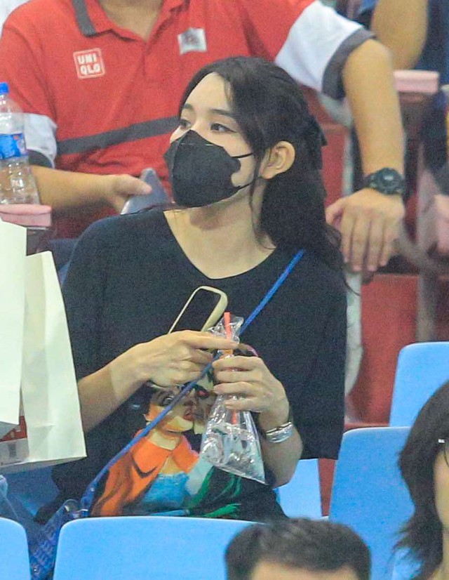 Tóm dính dàn WAGs Việt trên sân Mỹ Đình, vợ Văn Lâm đọ sắc với bạn gái Văn Thanh: Nhan sắc một chín một mười- Ảnh 4. Tóm dính dàn WAGs Việt trên sân Mỹ Đình, vợ Văn Lâm đọ sắc với bạn gái Văn Thanh: Nhan sắc một chín một mười- Ảnh 4.