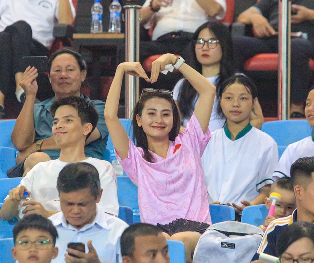 Tóm dính dàn WAGs Việt trên sân Mỹ Đình, vợ Văn Lâm đọ sắc với bạn gái Văn Thanh: Nhan sắc một chín một mười- Ảnh 6. Tóm dính dàn WAGs Việt trên sân Mỹ Đình, vợ Văn Lâm đọ sắc với bạn gái Văn Thanh: Nhan sắc một chín một mười- Ảnh 6.