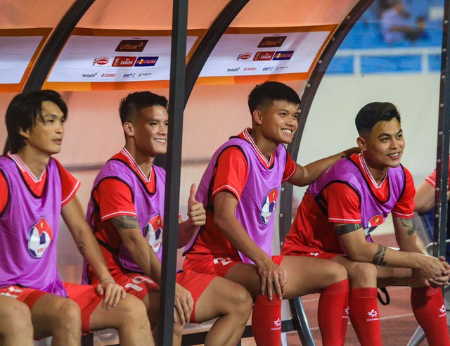 Tóm dính dàn WAGs Việt trên sân Mỹ Đình, vợ Văn Lâm đọ sắc với bạn gái Văn Thanh: Nhan sắc một chín một mười- Ảnh 11. Tóm dính dàn WAGs Việt trên sân Mỹ Đình, vợ Văn Lâm đọ sắc với bạn gái Văn Thanh: Nhan sắc một chín một mười- Ảnh 11.