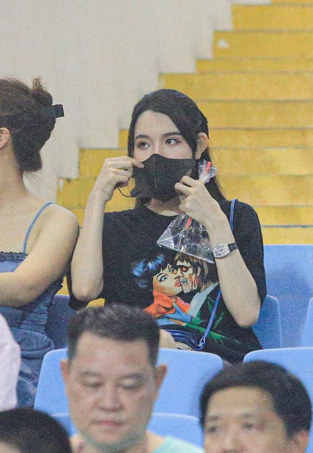 Tóm dính dàn WAGs Việt trên sân Mỹ Đình, vợ Văn Lâm đọ sắc với bạn gái Văn Thanh: Nhan sắc một chín một mười- Ảnh 5. Tóm dính dàn WAGs Việt trên sân Mỹ Đình, vợ Văn Lâm đọ sắc với bạn gái Văn Thanh: Nhan sắc một chín một mười- Ảnh 5.