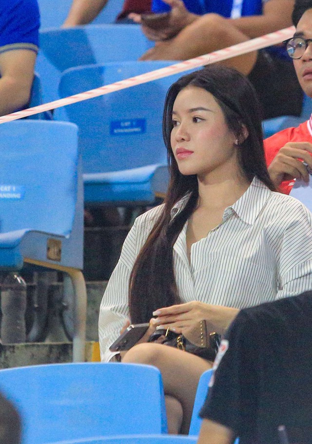 Tóm dính dàn WAGs Việt trên sân Mỹ Đình, vợ Văn Lâm đọ sắc với bạn gái Văn Thanh: Nhan sắc một chín một mười- Ảnh 2. Tóm dính dàn WAGs Việt trên sân Mỹ Đình, vợ Văn Lâm đọ sắc với bạn gái Văn Thanh: Nhan sắc một chín một mười- Ảnh 2.