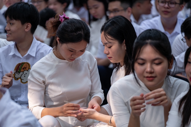 Xem loạt ảnh khai giảng mới thấy, nữ sinh Việt cứ mặc áo dài là "auto" xinh và duyên dáng!- Ảnh 13. Xem loạt ảnh khai giảng mới thấy, nữ sinh Việt cứ mặc áo dài là "auto" xinh và duyên dáng!- Ảnh 13.