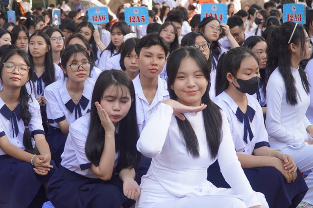 Xem loạt ảnh khai giảng mới thấy, nữ sinh Việt cứ mặc áo dài là "auto" xinh và duyên dáng!- Ảnh 12. Xem loạt ảnh khai giảng mới thấy, nữ sinh Việt cứ mặc áo dài là "auto" xinh và duyên dáng!- Ảnh 12.