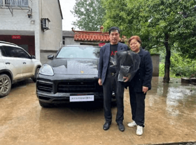 Đời thực của bảo mẫu “má Vương” đang hot ầm ầm: 2k kiếm trăm triệu từ thời sinh viên, còn mua hẳn Porsche cho bố! - Ảnh 9.
