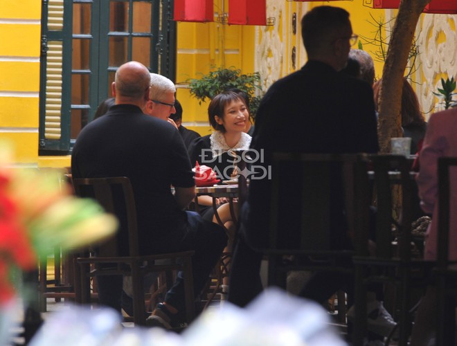 CEO Tim Cook uống cafe trứng và ăn hạt hướng dương cùng Mỹ Linh - Mỹ Anh ở Hà Nội - Ảnh 6.