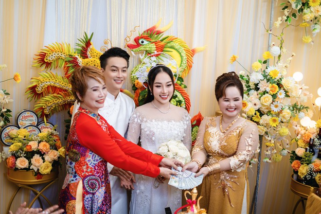 Đám cưới TiTi (HKT) tại Cần Thơ: Chú rể điển trai đón dâu bằng Rolls-Royce, dàn sính lễ bạc tỷ gây choáng - Ảnh 10.