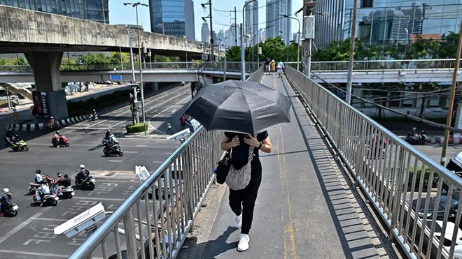 Chùm ảnh: Nắng nóng lịch sử tại hàng loạt quốc gia Đông Nam Á khiến người dân không thể thở, vật vã chống chọi với sóng nhiệt chết người - Ảnh 6.