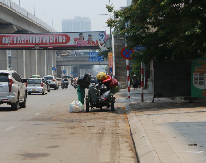 Người dân lao động mướt mồ hôi, chật vật mưu sinh dưới cái nắng gay gắt 40 độ C ở Hà Nội - Ảnh 3.