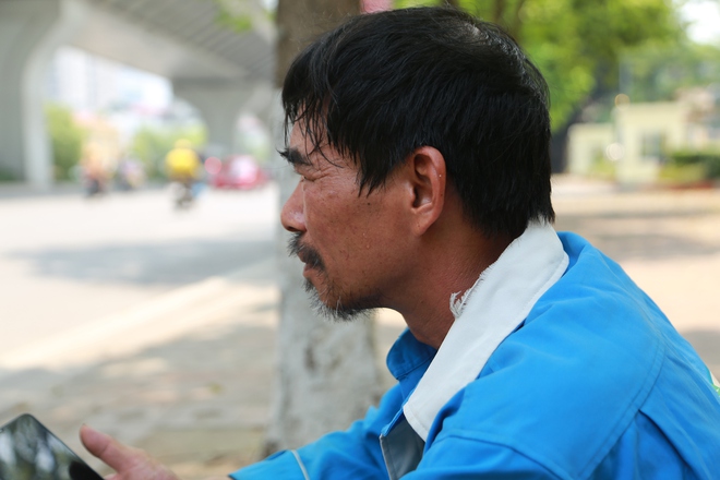 Người dân lao động mướt mồ hôi, chật vật mưu sinh dưới cái nắng gay gắt 40 độ C ở Hà Nội - Ảnh 6.
