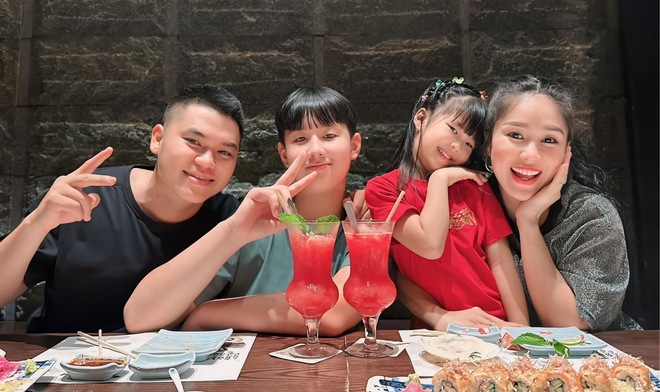 Dàn sao Vbiz xả ảnh nghỉ lễ: Thiều Bảo Trâm hạnh phúc bên người yêu, Sơn Tùng du lịch chung với Hải Tú? - Ảnh 12.