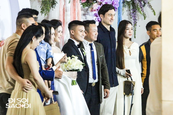 Hội WAGs của đội tuyển Việt Nam đọ sắc cực gắt ở lễ cưới Quang Hải: Yến Xuân nóng bỏng có vượt qua người mẫu mới phẫu thuật thẩm mỹ? - Ảnh 10.