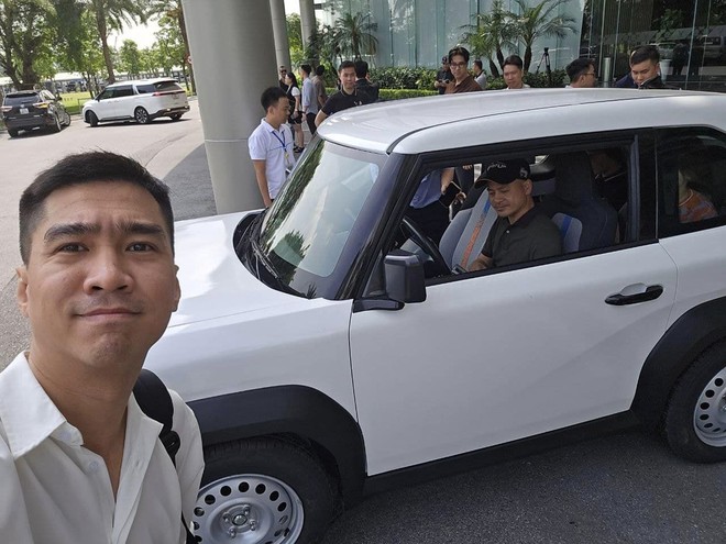 PewPew livestream bán VinFast VF 3 ngay tại nhà máy, háo hức chờ nhận xe chỉ để làm điều này! - Ảnh 1.