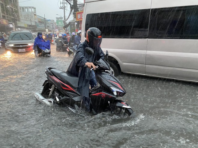 Sau cơn mưa tầm tã, hàng loạt tuyến đường ở TP.HCM ngập và ùn tắc kéo dài - Ảnh 7. Sau cơn mưa tầm tã, hàng loạt tuyến đường ở TP.HCM ngập và ùn tắc kéo dài - Ảnh 7.
