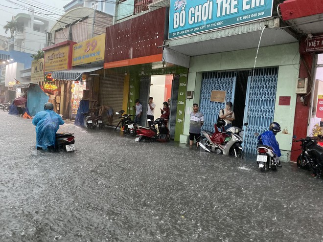 Sau cơn mưa tầm tã, hàng loạt tuyến đường ở TP.HCM ngập và ùn tắc kéo dài - Ảnh 8.