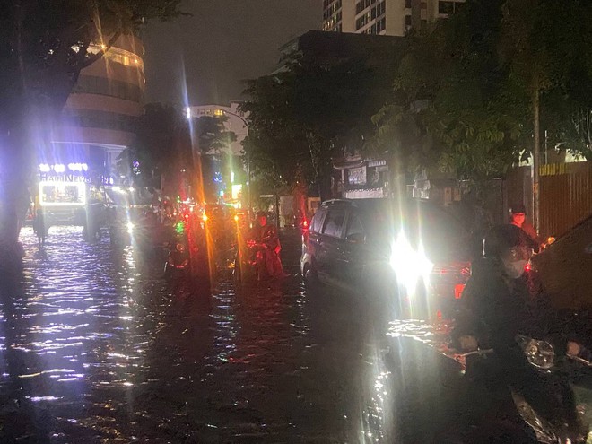 Sau cơn mưa tầm tã, hàng loạt tuyến đường ở TP.HCM ngập và ùn tắc kéo dài - Ảnh 15.