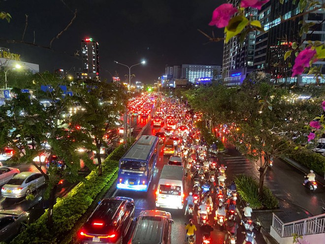Sau cơn mưa tầm tã, hàng loạt tuyến đường ở TP.HCM ngập và ùn tắc kéo dài - Ảnh 18.