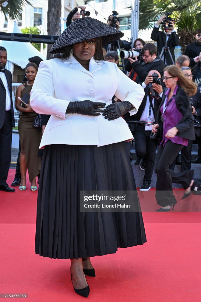 Thảm đỏ Cannes ngày 3: Chompoo Araya lộ cả nội y, con dâu trùm sòng bạc khoe body siêu mẫu chặt chém Chung Sở Hi - Trương Thiên Ái - Ảnh 37.