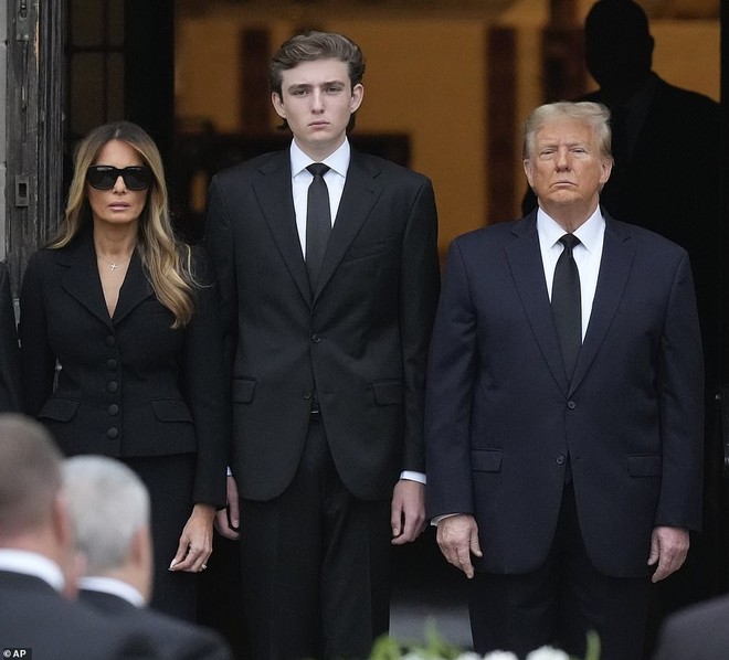 Barron Trump chính thức tốt nghiệp cấp 3, nổi bần bật với chiều cao 2 mét cùng gương mặt điển trai xứng danh Hoàng tử Nhà Trắng - Ảnh 3.