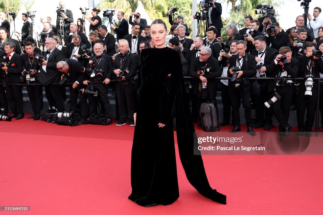 Thảm đỏ Cannes ngày 6: Yoona - Han So Hee đại chiến visual, Lay (EXO) bị ống kính hung thần dìm thảm - Ảnh 26.