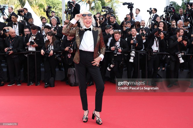 Thảm đỏ Cannes ngày 6: Yoona - Han So Hee đại chiến visual, Lay (EXO) bị ống kính hung thần dìm thảm - Ảnh 36.