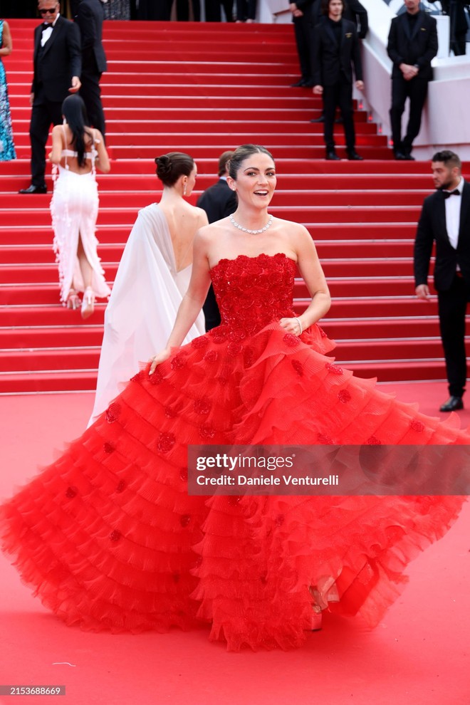 Thảm đỏ Cannes ngày 6: Yoona - Han So Hee đại chiến visual, Lay (EXO) bị ống kính hung thần dìm thảm - Ảnh 33.
