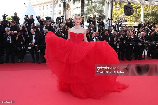 Thảm đỏ Cannes ngày 6: Yoona - Han So Hee đại chiến visual, Lay (EXO) bị ống kính hung thần dìm thảm - Ảnh 34.
