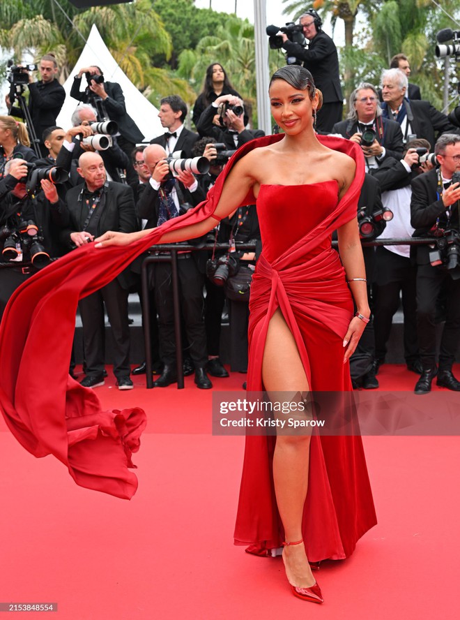Thảm đỏ Cannes ngày 7: Bella Hadid mặc xuyên thấu lộ cả vòng 1, Pia Wurtzbach quấn chăn đổ bộ LHP danh giá - Ảnh 32.