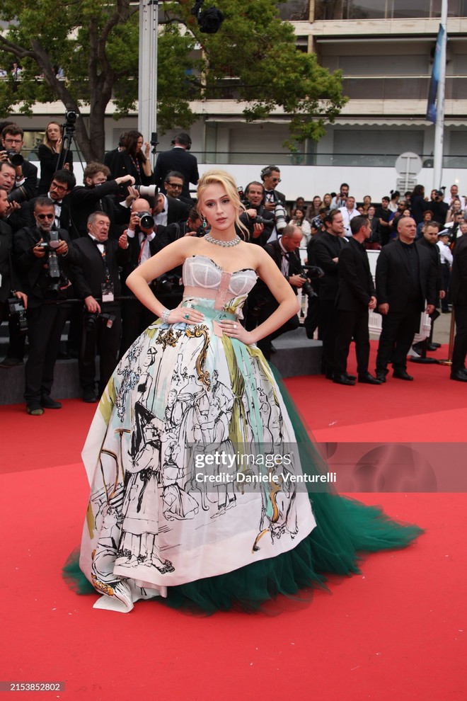 Thảm đỏ Cannes ngày 7: Bella Hadid mặc xuyên thấu lộ cả vòng 1, Pia Wurtzbach quấn chăn đổ bộ LHP danh giá - Ảnh 29.