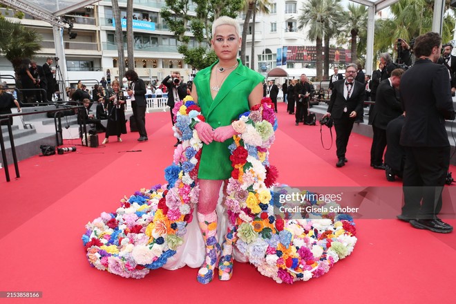 Thảm đỏ Cannes ngày 7: Bella Hadid mặc xuyên thấu lộ cả vòng 1, Pia Wurtzbach quấn chăn đổ bộ LHP danh giá - Ảnh 37.
