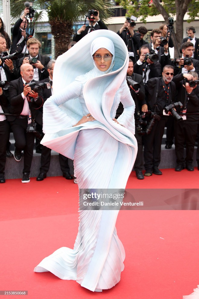 Thảm đỏ Cannes ngày 7: Bella Hadid mặc xuyên thấu lộ cả vòng 1, Pia Wurtzbach quấn chăn đổ bộ LHP danh giá - Ảnh 30.