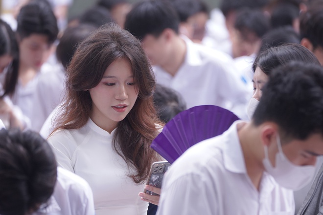 Đặc sản lễ bế giảng Phan Đình Phùng: Gái xinh hội tụ, ai cũng gấp đôi visual với áo dài trắng! - Ảnh 5.