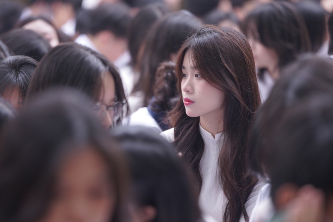 Đặc sản lễ bế giảng Phan Đình Phùng: Gái xinh hội tụ, ai cũng gấp đôi visual với áo dài trắng! - Ảnh 3.