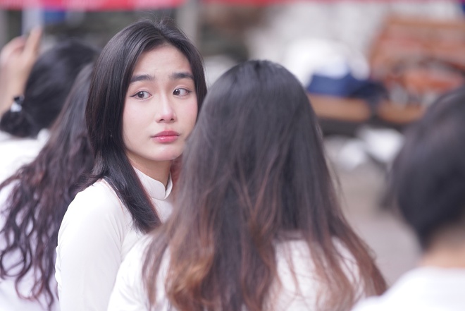Đặc sản lễ bế giảng Phan Đình Phùng: Gái xinh hội tụ, ai cũng gấp đôi visual với áo dài trắng! - Ảnh 2.