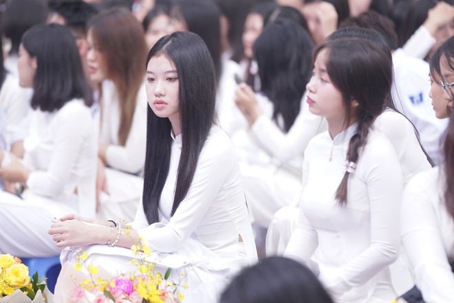 Đặc sản lễ bế giảng Phan Đình Phùng: Gái xinh hội tụ, ai cũng gấp đôi visual với áo dài trắng! - Ảnh 4.