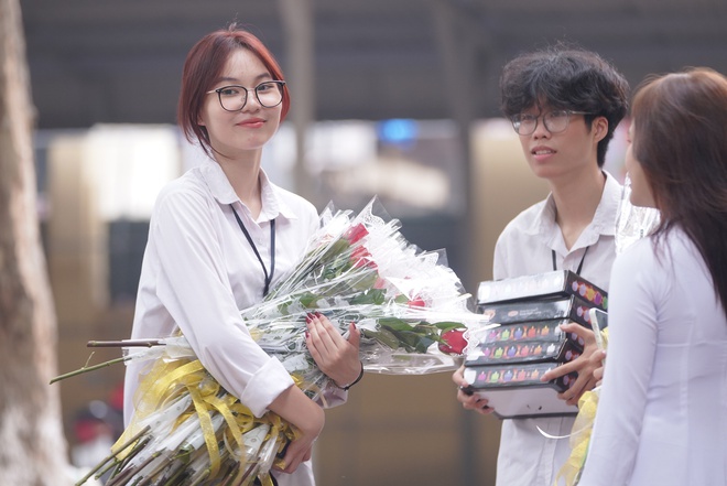 Đặc sản lễ bế giảng Phan Đình Phùng: Gái xinh hội tụ, ai cũng gấp đôi visual với áo dài trắng! - Ảnh 7.