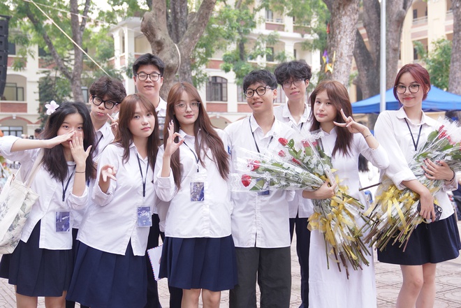 Đặc sản lễ bế giảng Phan Đình Phùng: Gái xinh hội tụ, ai cũng gấp đôi visual với áo dài trắng! - Ảnh 12.