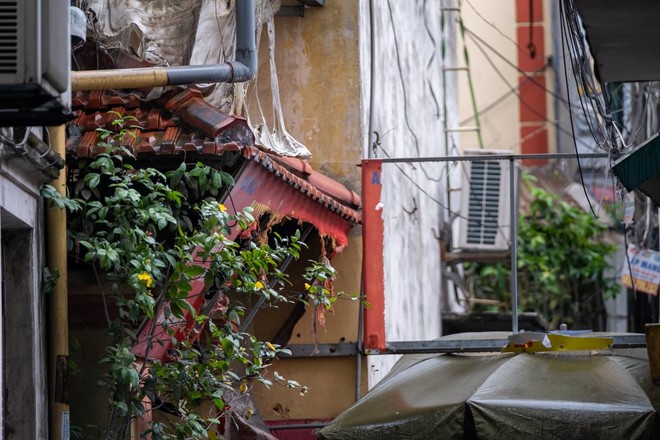 Xót xa không khí tang thương tại con ngõ sau một ngày xảy ra vụ cháy khiến 14 người tử vong - Ảnh 2.