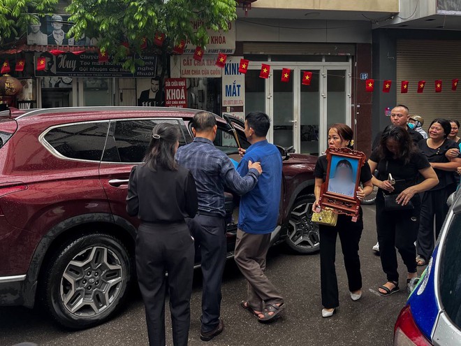 Xót xa không khí tang thương tại con ngõ sau một ngày xảy ra vụ cháy khiến 14 người tử vong - Ảnh 3.