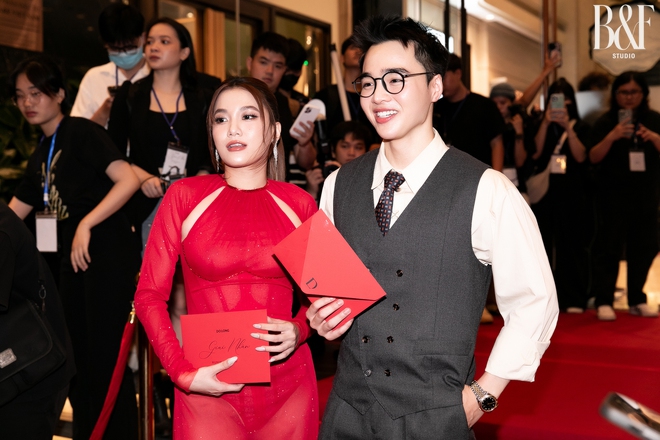 Dàn mỹ nhân hở bạo ác liệt tại show của NTK Đỗ Long, Ngọc Trinh xuất hiện kín đáo né thảm đỏ - Ảnh 32.